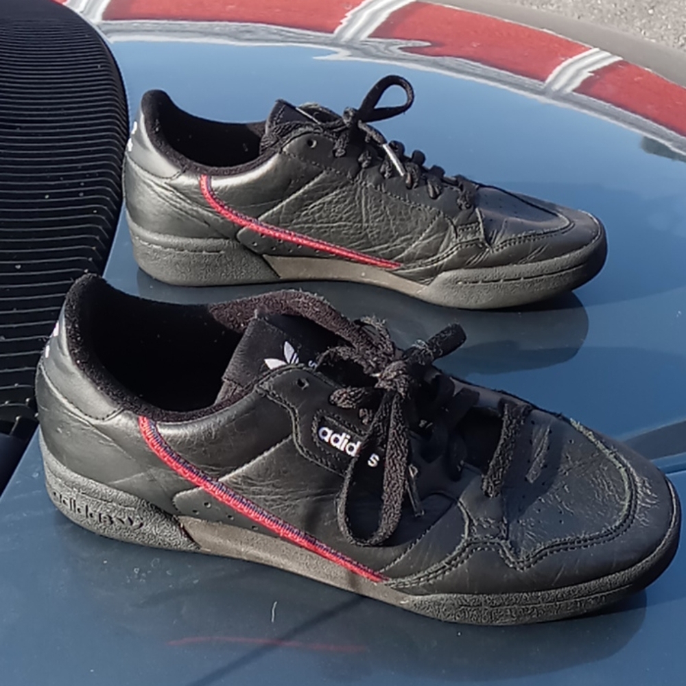 Adidas core black scarlet size 8 in mens - Picture 2 of 4